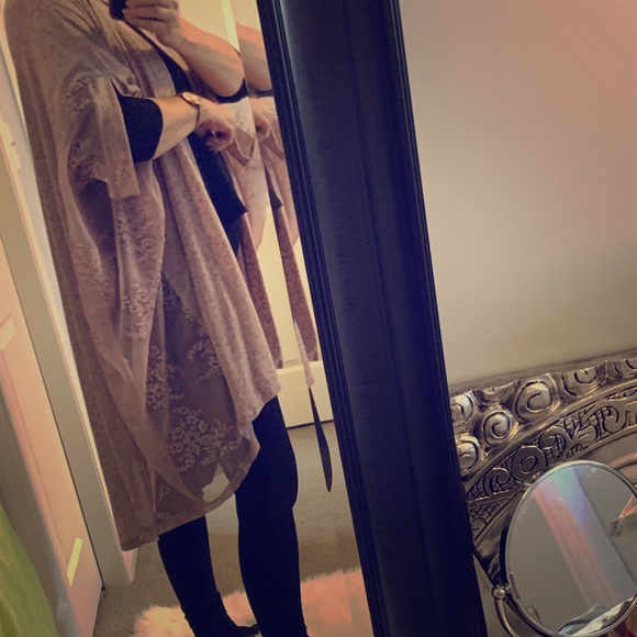 Pretty kimono barely worn - Picture 2 of 8